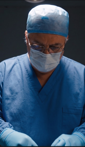 Dr. Jorge Fornaciari em cirurgia